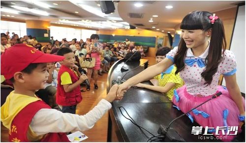 晚报校园记者采访金鹰卡通主持人小燕子姐姐.