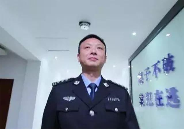 社会 正文  黄辉庆,湖南省永州市公安局刑侦支队政委,是成功审讯传销