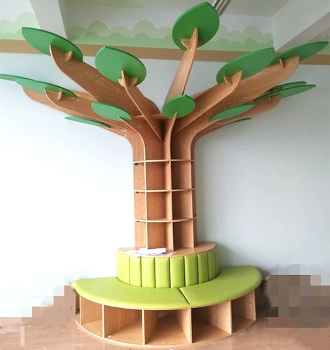 幼儿园早教机构大厅大树摆件大厅区环创沙发坐凳书架