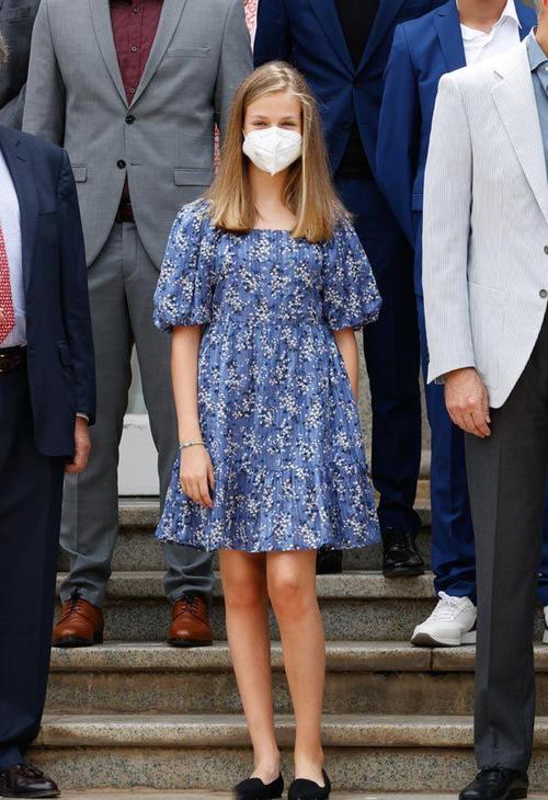 莱昂诺尔越来越时髦,穿"大红色"连衣裙,美得高级且不失活力