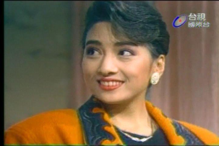  /p> p>1986年华视艺训班毕业后,进入娱乐圈,处女作是电影《今夜微雨