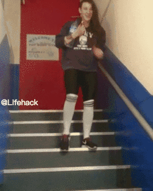 腿就开始打颤了没办法硬着头皮也要下楼梯男友在下面一直说"快下来啊"