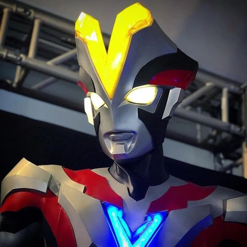 维克特利奥特曼十分显眼的"v"字