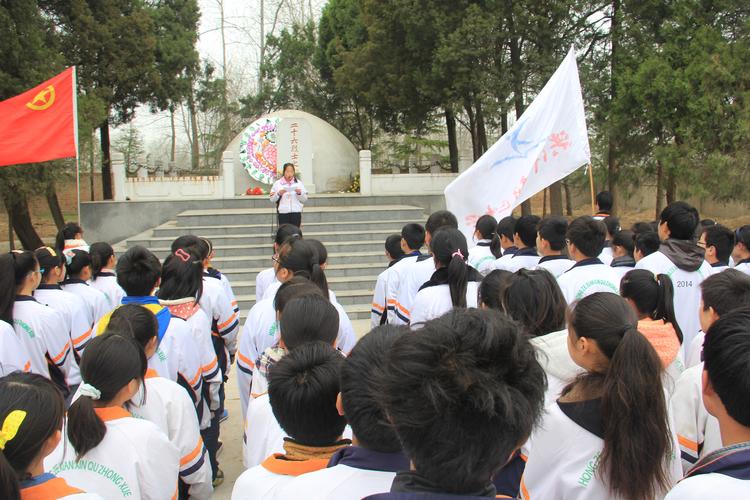 洪泽县新区中学组织团员青年举行清明祭扫先烈活动