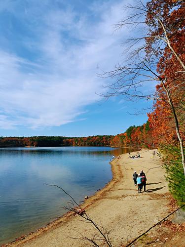 深秋的瓦尔登湖美景