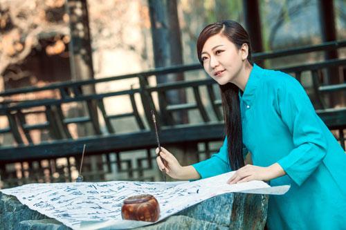 歌者刘珂矣醇雅发声 摇曳祝福共忆《泼茶香》