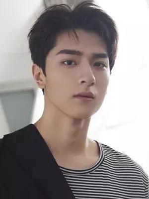 男孩子剪这款发型,不但很帅气,而且特别减龄.