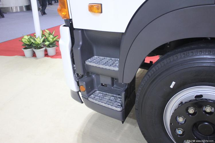 广汽日野 700系列 6x4 牵引车