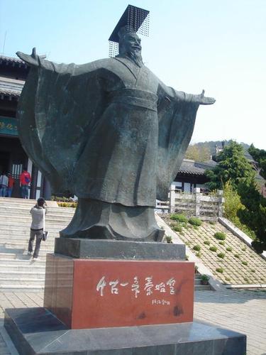 秦始皇东巡琅琊台,逗留三月,做三件事,刻石记功,排名引争议