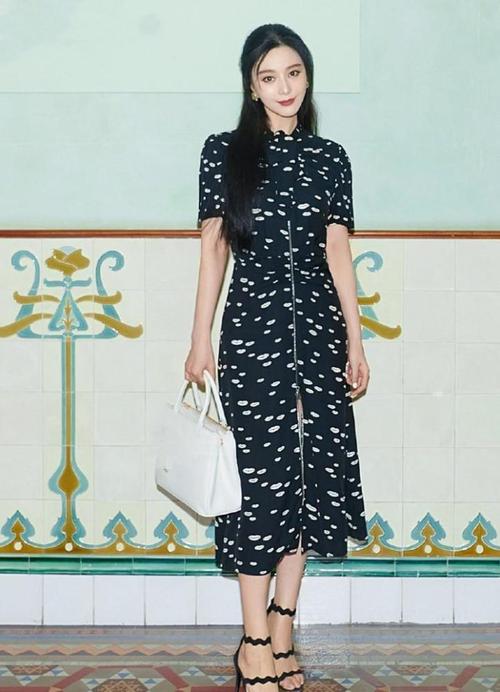 39岁范冰冰现身机场!近照消瘦大红唇抢镜,摘口罩吃雪糕引发争议