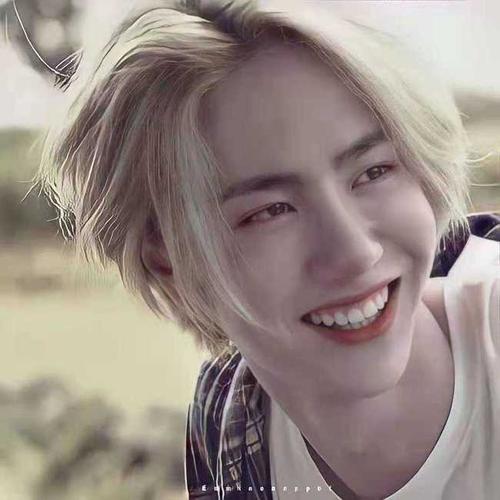 王一博从王甜甜逐渐变酷盖的过程,白牡丹时期真的笑容很甜啊!