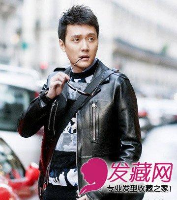 黑色的短碎发造型,吹出蓬松效果,完美凸显简约绅士感,一身帅气