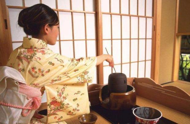 日本人为何总是"跪坐",难道真是当地的传统?看完你就懂了