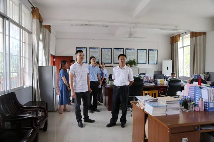 在安富小学调研