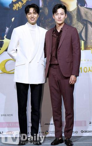 《永远的君主》李廷镇:为演出反派减重9公斤,瘦到穿不