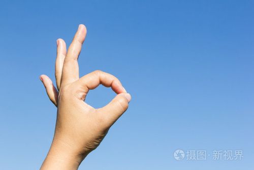 手上天空背景 ok 的手势