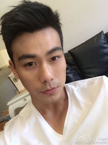 似乎已知道照片中高大的欧巴是指谁,留言道:「原名戴阳天,艺名戴向宇!