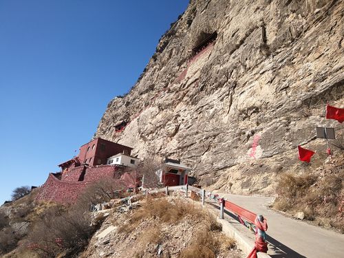 玉龙洞:位于大同市南郊区口泉峪南侧的七峰山.