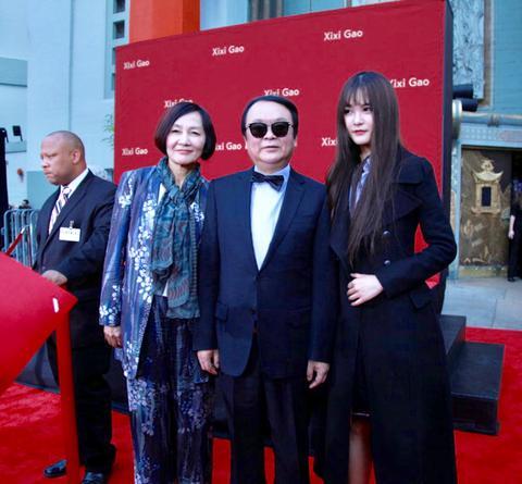中国导演高希希好莱坞星光大道按下手印