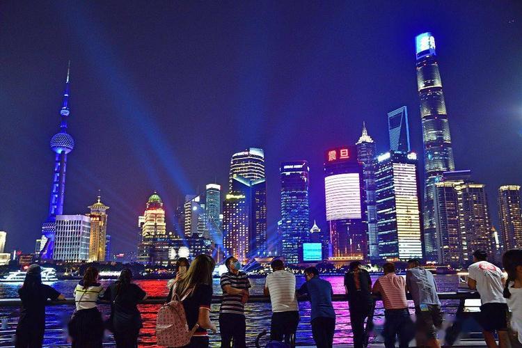 2020年9月9日,上海旅游节来临,夜晚,黄浦江两岸的建筑灯光璀璨,吸引