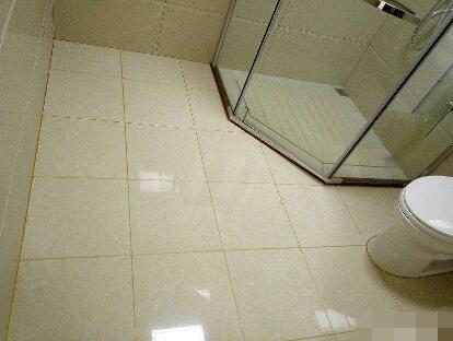 卫生间地面太滑,一不注意就摔倒,这时候应该怎么防范呢?