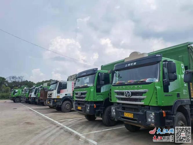 近百辆渣土车偷倒垃圾 南昌城管连夜拦截扣押