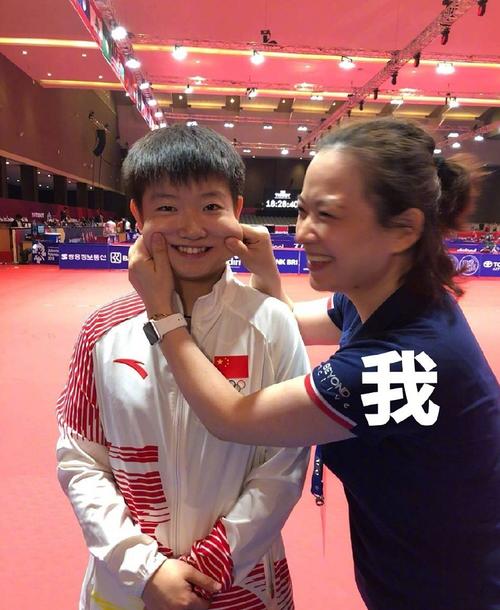 孙颖莎不仅球打得过瘾,私下穿得也很时髦,小脸蛋让人好想捏一下