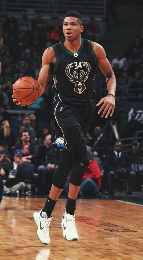 韦德,字母哥,威少,克莱等球星无水印壁纸图片,请收好!