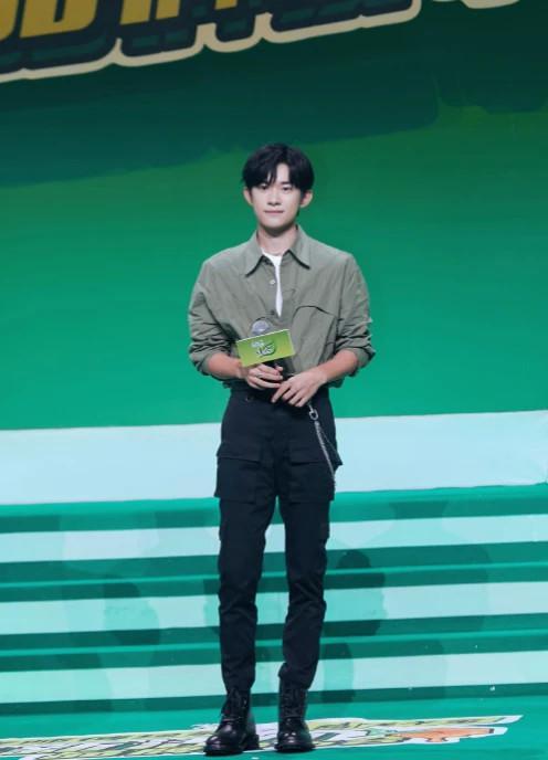 前段时间的易烊千玺还挑战了一个脏辫发型,彩色的脏辫被压在帽子下面