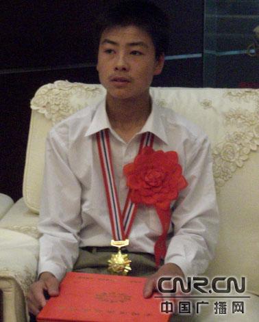 张晓代表"道德模范"发言