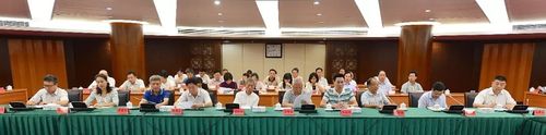 会上,市委原书记,市人大常委会原主任谢明仁,以及我市部分历届人大