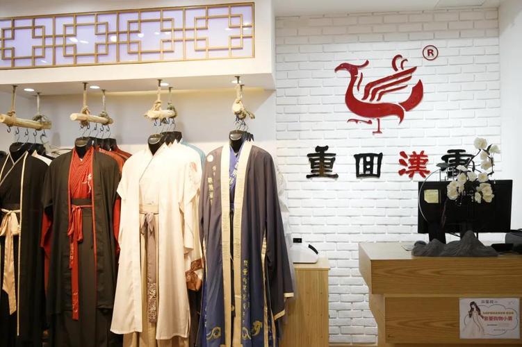 不仅如此,全国第一家汉服实体店"重回汉唐"诞生于成都,第一个省