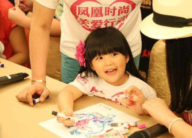 真才女王诗龄,8岁书画作品欣赏,孔雀图虽美却争议最大