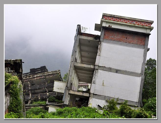 神州大地-汶川映秀镇:悼念在大地震中死去的人们