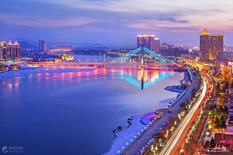 每年12月底到2月初,吉林市内的松花江两侧的堤岸,都是观赏