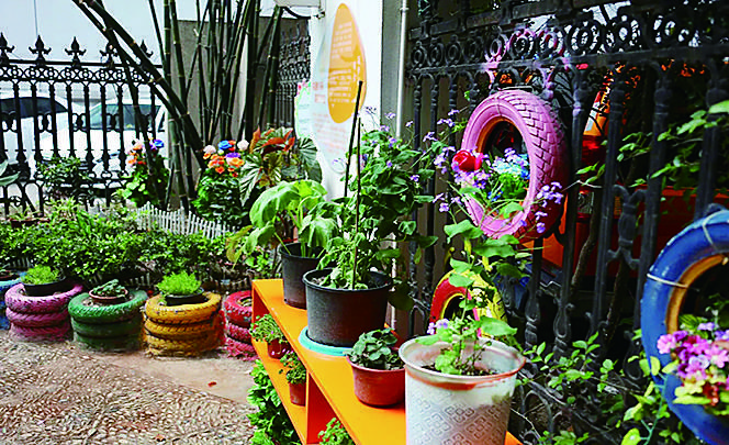 废旧轮胎成就小区花园靓丽春色