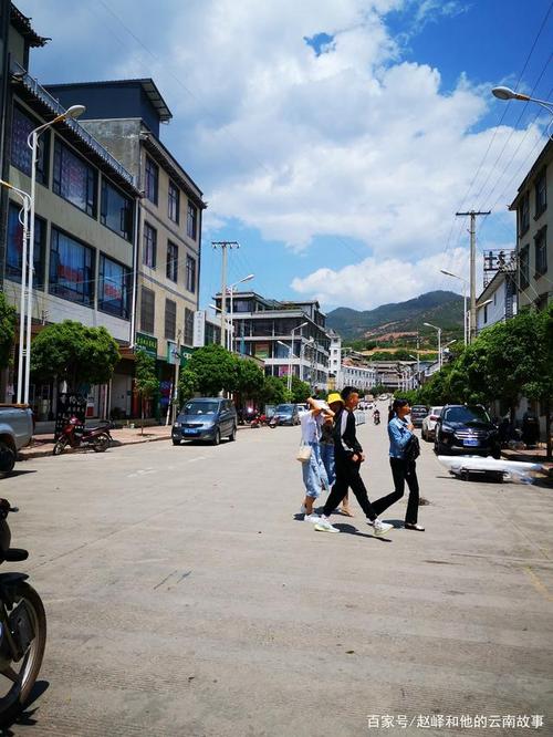 阳光明媚的日子,过大理永平县龙街镇,遇街天,学生正