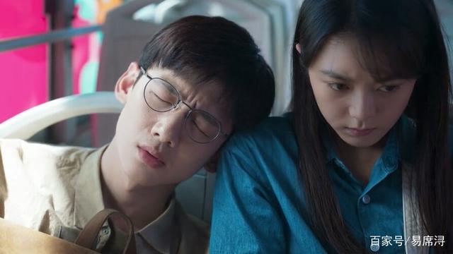 引导句:由白敬亭 ( 饰演肖鹤云 )和赵今麦 (饰演李诗情 )主演的《开端