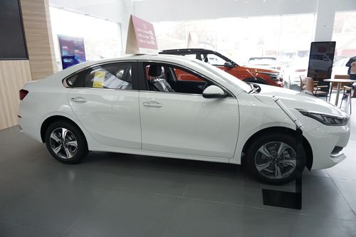 2020款起亚k3到店实拍,白色很时尚,内饰科技感强,喜欢