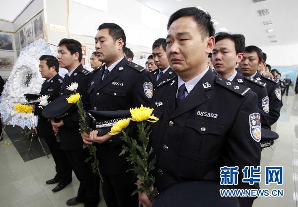 1月7日,泰安市公安干警在追悼会上牺牲战友. 新华社记者朱峥摄