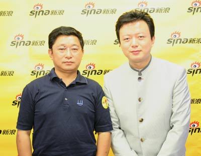 作家阿来与主持人尹俊