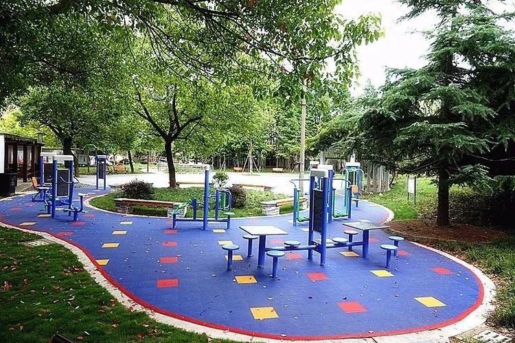 海江二村街心花园东至小主人幼儿园围墙,北,南,西三面均至小区道路