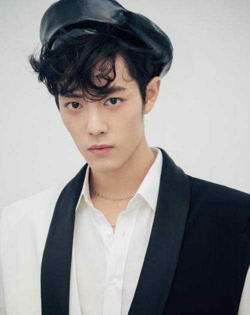 有一种"神仙颜值"叫肖战留卷发,连体裤搭配贝雷帽,造型a到爆