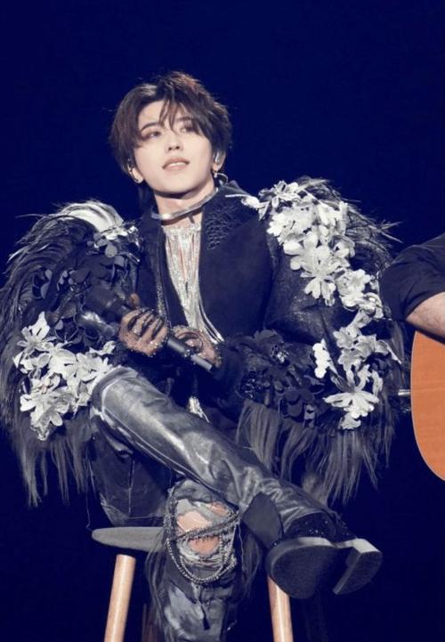 蔡徐坤演唱会定制靴子更帅气