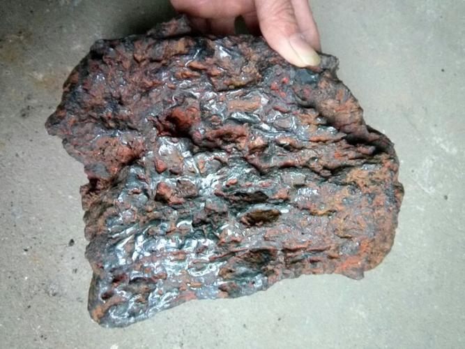 铁矿原石表面和内部有可能是两种完全不同的颜色吗?哪