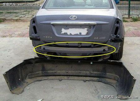 地上的是塑料保险杠,黄圈里的是防撞钢梁