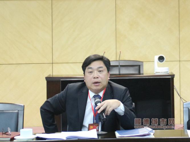伦教街道党工委书记卢德全和现场其他代表交流