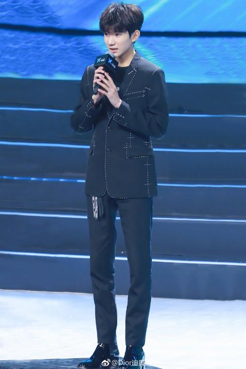 王源这一身迪奥简直帅气的不要不要的