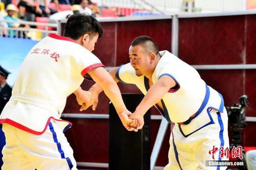 青海少数民族摔跤手高原一决雌雄