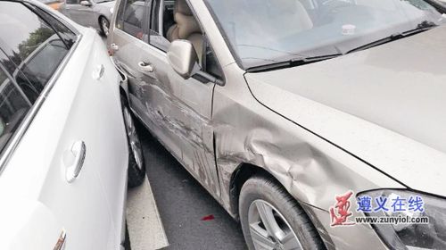 前方两车刮擦,"高尔夫"又再冲上去